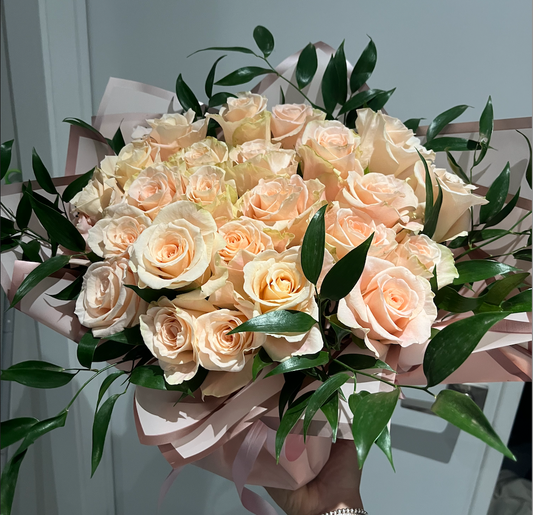 25 Peach Roses - The Detailed Florist